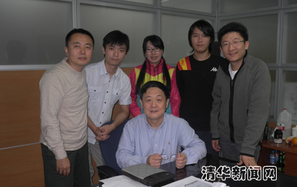 图为吴建平老师与2011级博士生同学合影